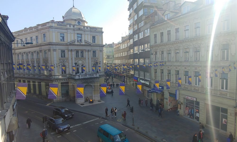 Preduzeće Park državnim zastavama dekoriše sarajevske ulice povodom Dana nezavisnosti BiH