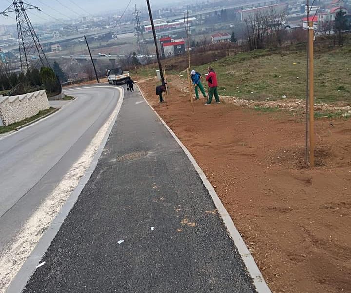 U naselju Briješće brdo radnici Parka grade nove zelene površine