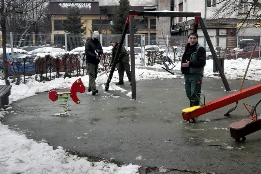 Zimska služba Parka nakon staza snijeg uklanja i sa dječijih igrališta