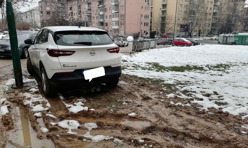 Parkiranjem automobila kontinuirano uništavanje javnih zelenih površina u KS