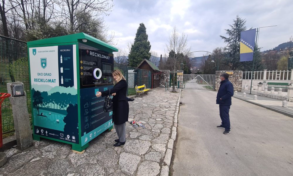 Prvi reciklomat   postavljen na ulazu u Pionirsku dolinu i zoo vrt